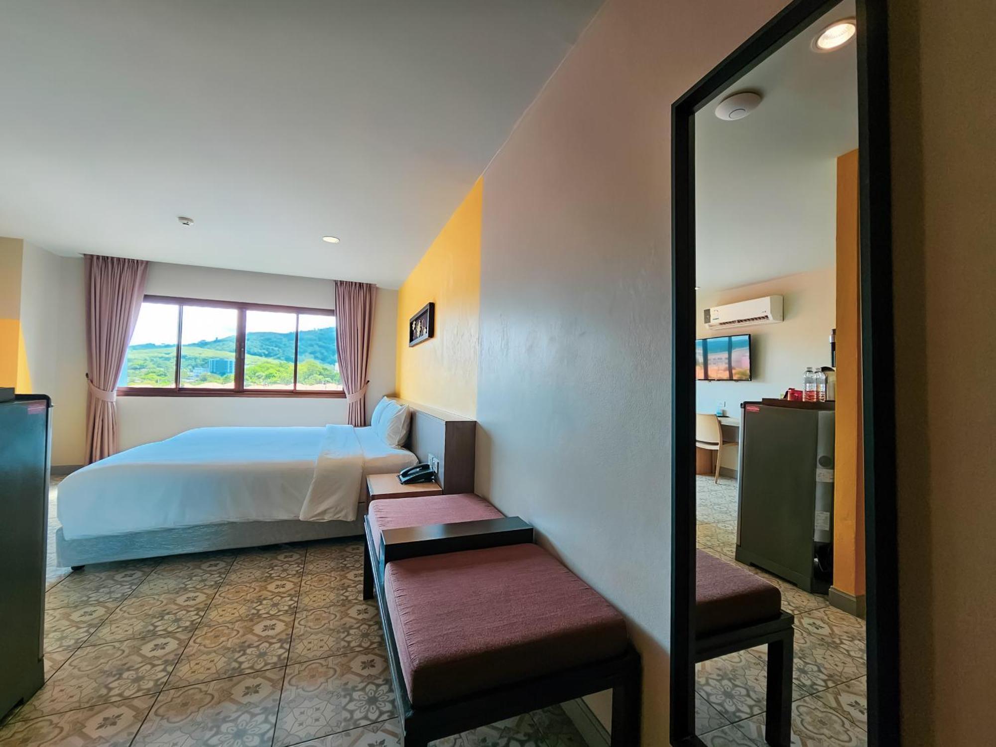 Recenta Suite Phuket Suanluang Екстериор снимка
